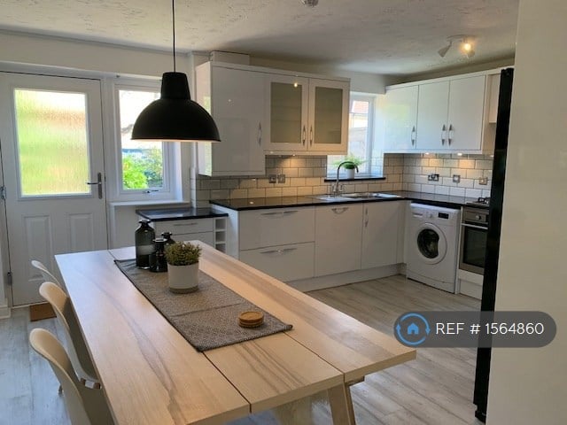 6 bedroom house in Nightingale Shott, Egham, TW20 (6 bed) (#1564860)