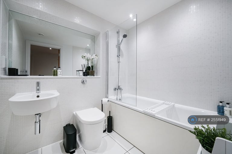 1 bedroom flat in Colbalt Point, London, E14 (1 bed) (#2551949)