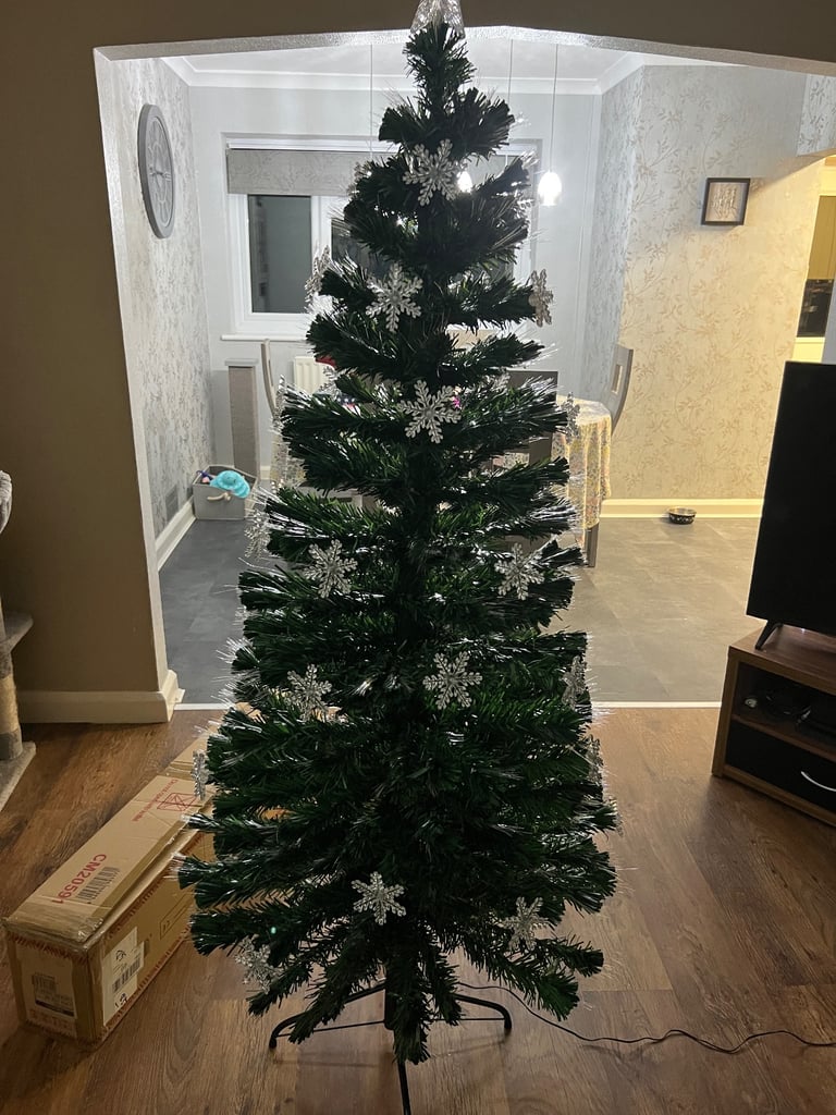 6FT GREEN FIBRE OPTIC XMAS TREE WITH MULTICOLOUR STAR TOPPER AND SNOW FLAKE LIGHTS