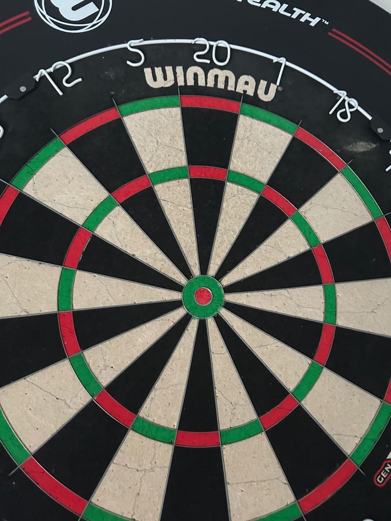 Winmau Blade 6 Dartboard and Surround (No Darts Included)