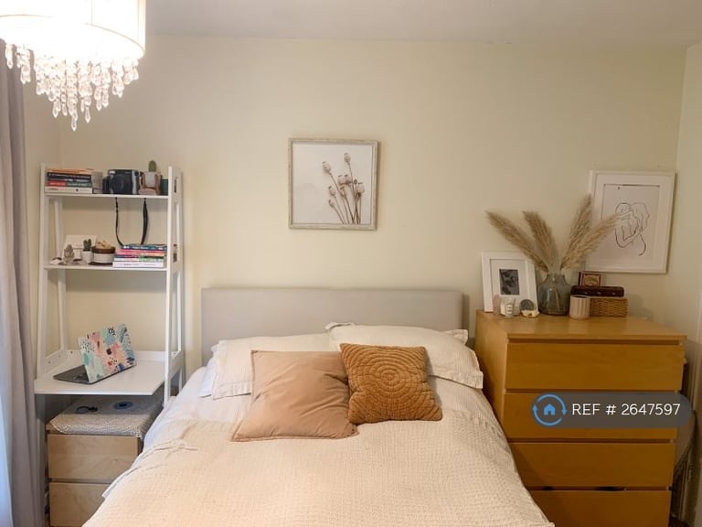 1 bedroom flat in Greyhound Road, London, W6 (1 bed) (#2647597)