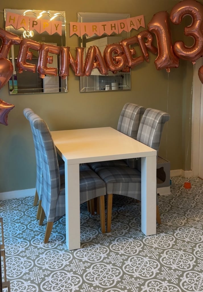 Extendable table & 4 chairs