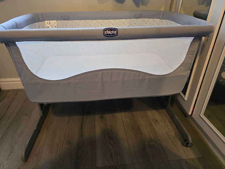 Chicco next to me cot 