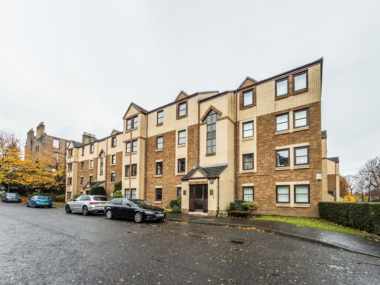 Contemporary, 2 bedroom flat in Morningside, with flexible furnishings – available NOW