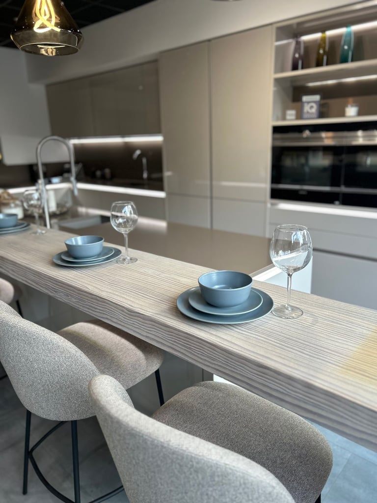 60% OFF - Sahara Lux Ex-display Kitchen for sale + Siemens Appliances & Quartz Worktop included