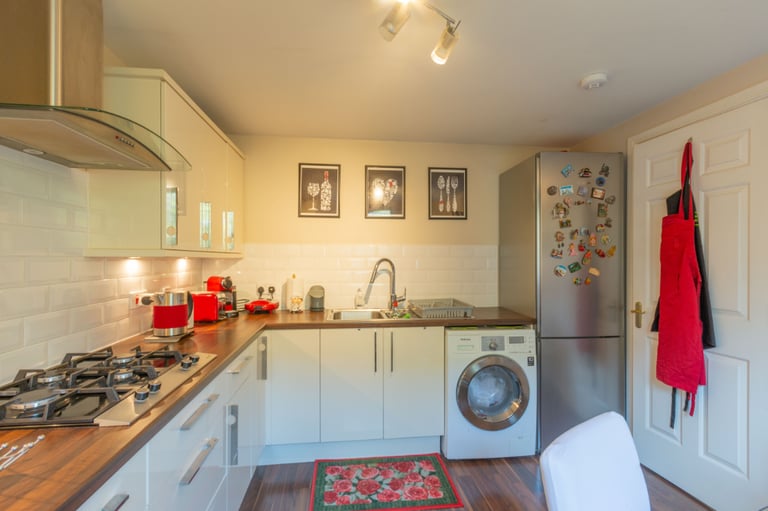 Bright and spacious, 2 bedroom, ground flat in Dicksonfield – available November