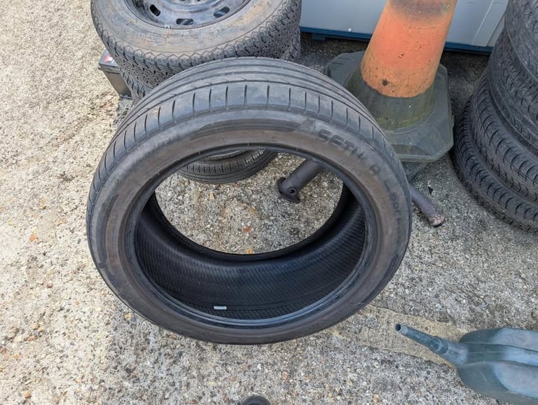 image for FREE 275/40ZR19 Tyre.