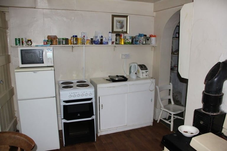 Rooms to rent in detached cottage in country location - fully cleaned - winter cosy!