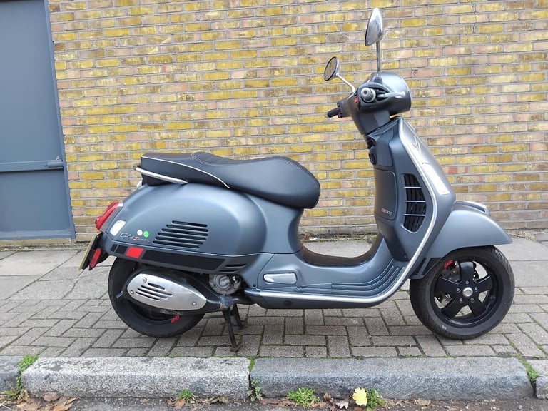 VESPA GTS 300 SUPERSPORT GREY 2018 LOW MILEAGE GTS300