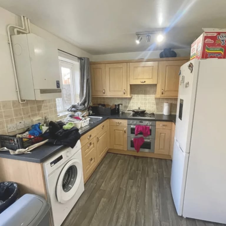 1 tiny and 1 large size NO-COST rooms available in Nineveh Road, Birmingham!