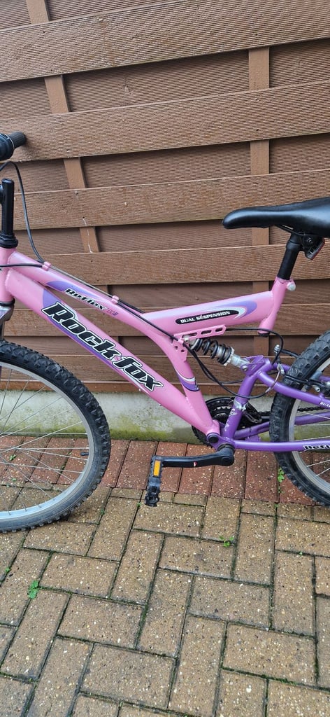ROCKFOX REFLEX DUAL SUSPENSION 18 INCH FRAME 26 INCH WHEELS. VERY GOOD.