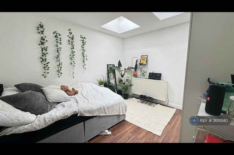 3 bedroom flat in East India Dock Road, London, E14 (3 bed) (#2651240)