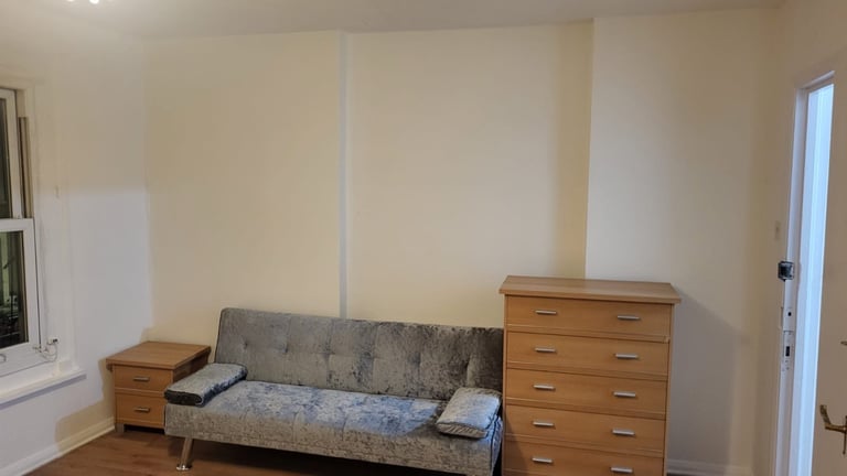 Double rooms available in modern clean flat. 10mins walk to Brixton Tube 