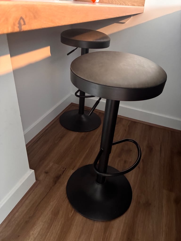 2 bar stool chairs