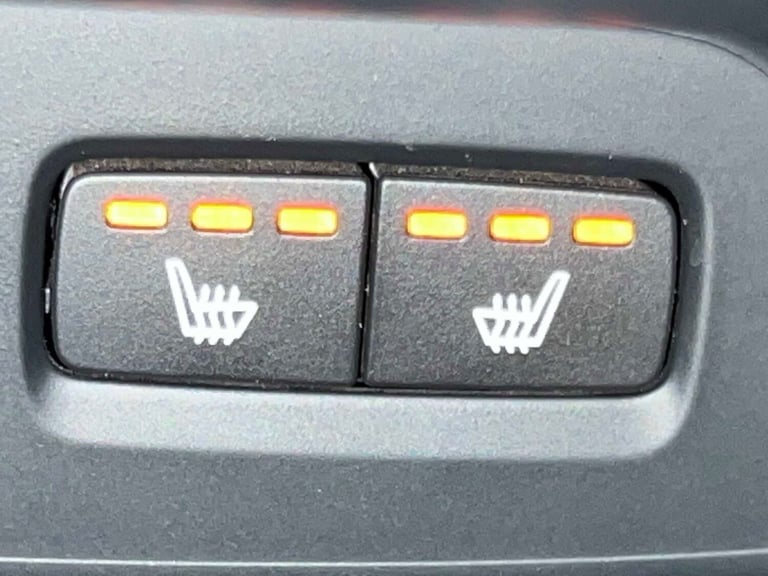  Volvo XC40 2.0 B4P R DESIGN Pro 5dr Auto [7 speed] Estate Petrol Automatic