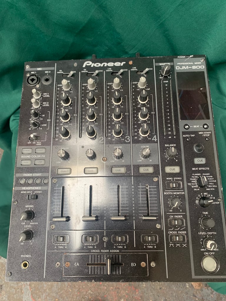 DJM 800 mixer
