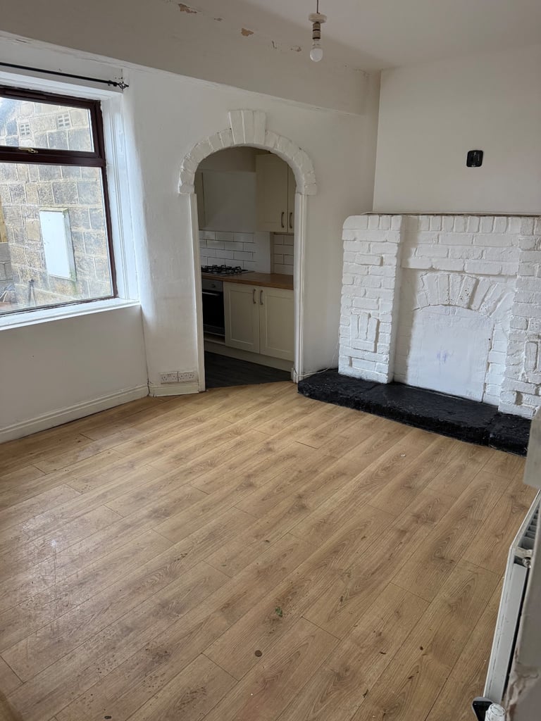 2 bedroom house available for rent in BD4 off tong Street 