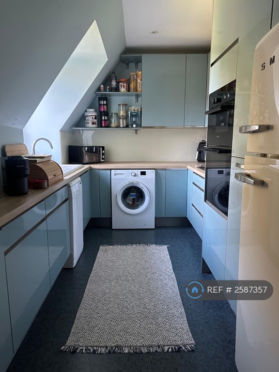 2 bedroom flat in Stangrave Hall, Godstone, RH9 (2 bed) (#2587357)