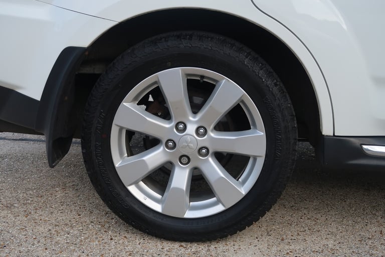 2012/12 White Mitsubishi Outlander 2.2 DI-D GX3 5dr 2WD 7 Seat