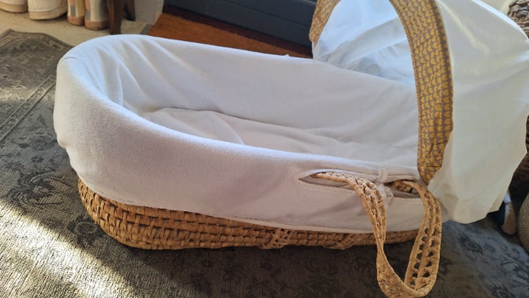 Kinder Valley moses basket and rocking stand