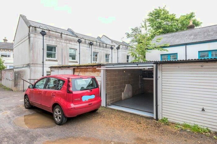 Lockable garage 24 hour access - Seven Dials