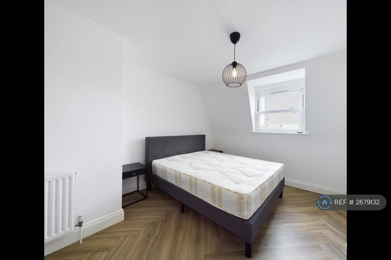 2 bedroom flat in Bethnal Green Road, London, E2 (2 bed) (#2679132)
