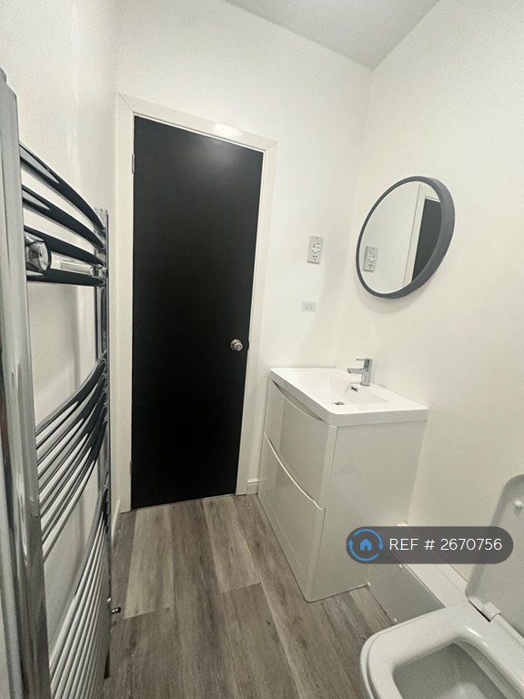 8 bedroom house in Harlaxton Drive, Nottingham, NG7 (8 bed) (#2670756)