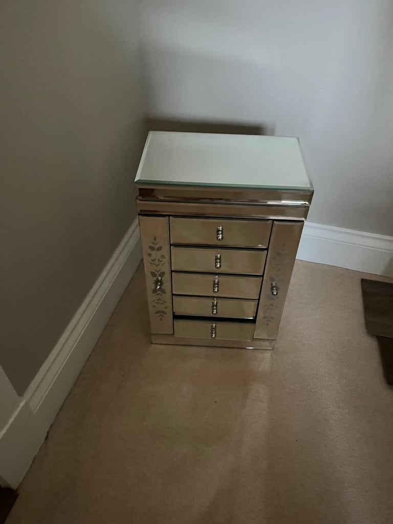 Mirrored jewellery box