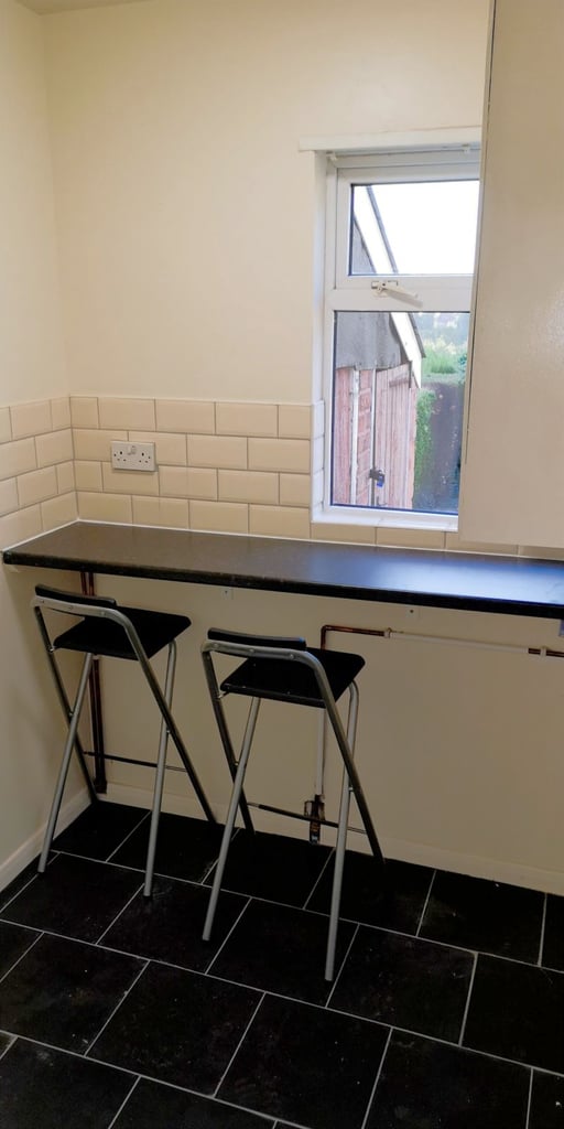 DSS only shared house - 2 mins to shops, quiet house & neighbourhood