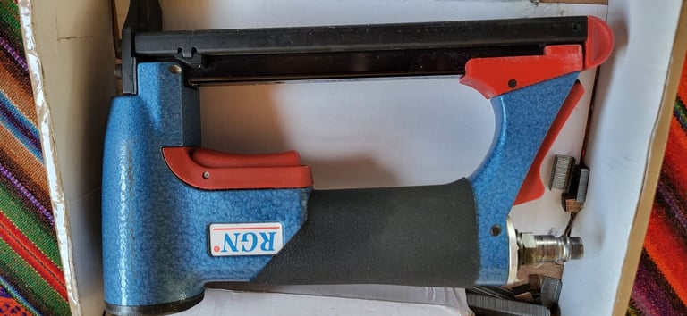 AIR STAPLE GUN HEAVY DUTY 71 SERIES STAPLES FINE WIRE IDEAL FOR UPHOLSTERY