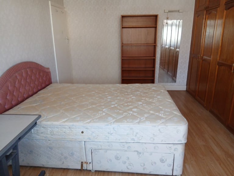 King size double room to share for 700 pounds per Month for two or three months.