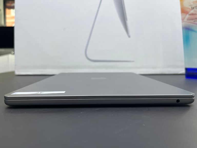 Apple MacBook Air M2 13'' 8GB Ram 256GB SSD Logic Pro 11 Final Cut Pro Adobe Warranty