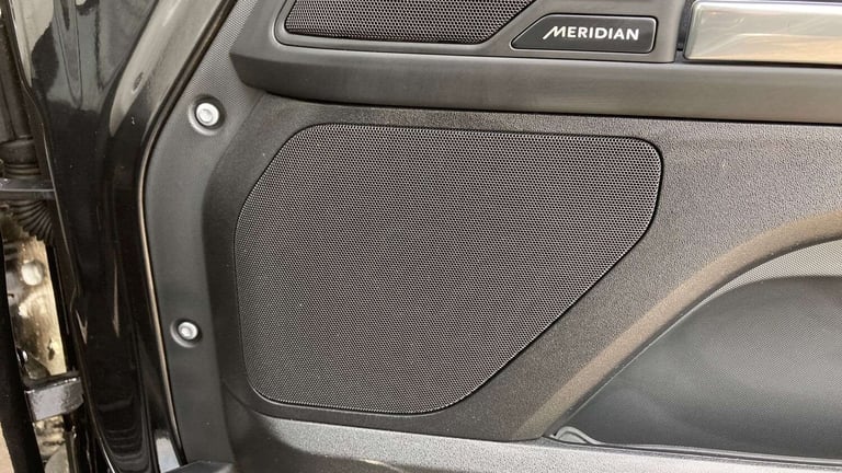 2025 Land Rover Defender 3.0 D250 X-Dynamic SE 90 3dr Auto ESTATE DIESEL Automatic