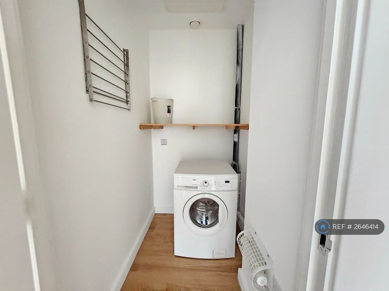 2 bedroom flat in Saw Mill Way, London, N16 (2 bed) (#2646414)