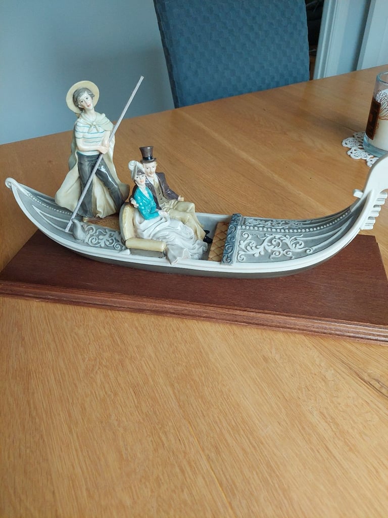 Porcelain gondalo with romantic couple 