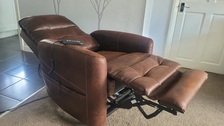 Fenetic Westminster Rise and Recliner Chair - Brown - Excellent Condition