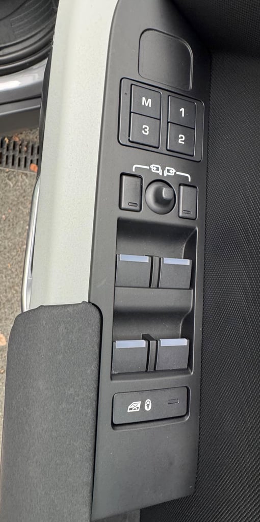 2023 Land Rover Defender 110 2.0 P400e 15.4kWh X-Dynamic SE Auto 4WD Euro 6 (s/s) 5dr ESTATE Petr...