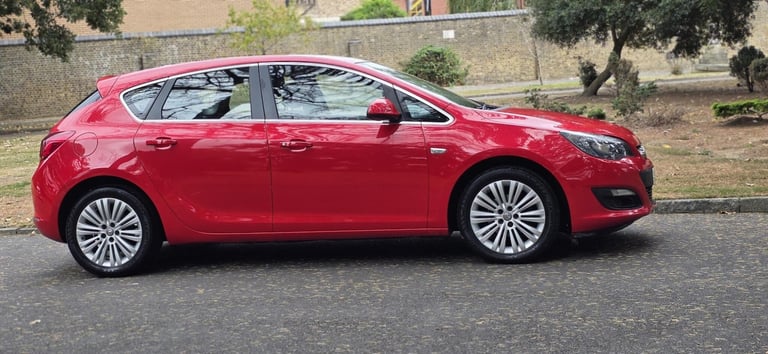2015 Vauxhall Astra 1.6i Excite Euro 6 5dr HATCHBACK Petrol Manual