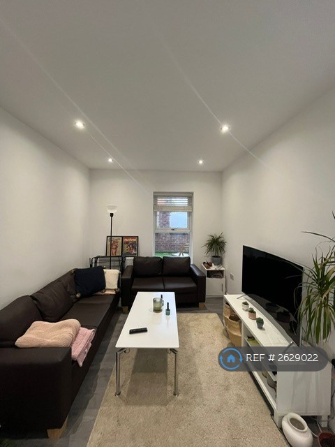 image for 3 bedroom flat in Grande Parade, London, N4 (3 bed) (#2629022)