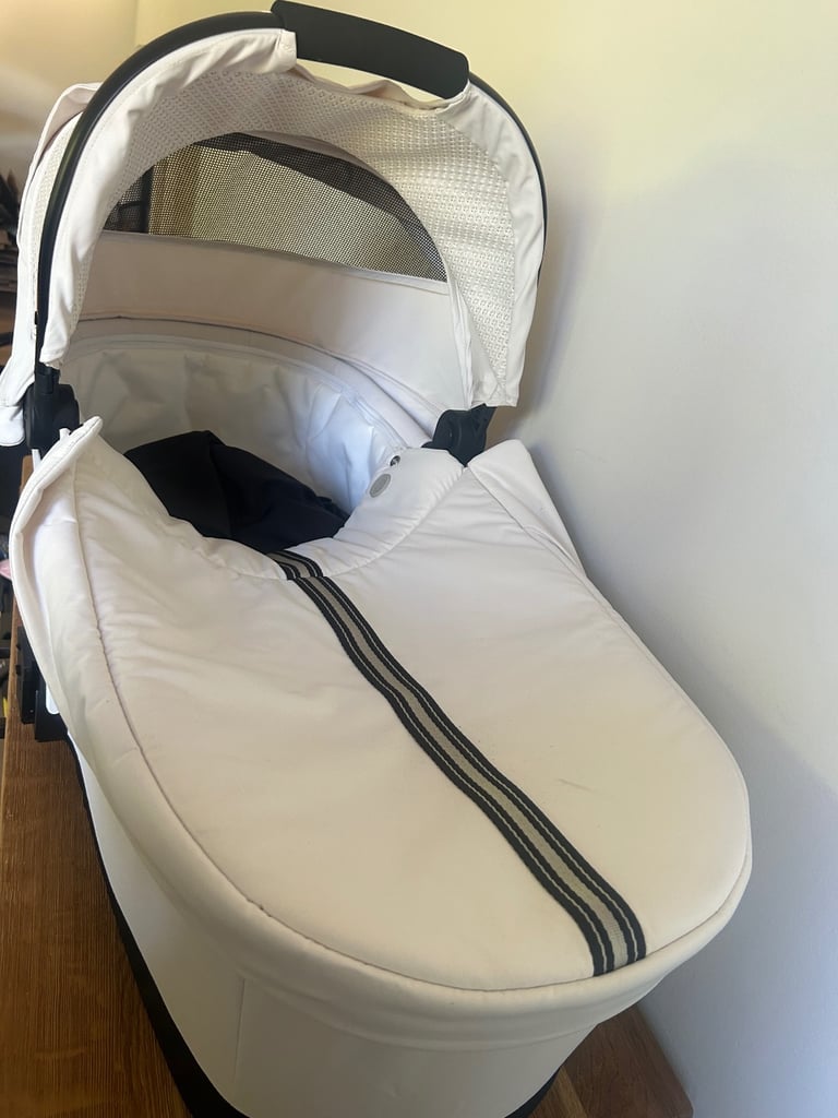 image for Cyber bassinet (Cot S) with rain cover and handle bars