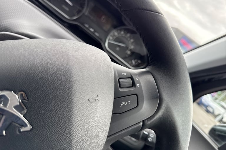 2019 Peugeot 208 1.2 PureTech Signature Euro 6 (s/s) 5dr Hatchback PETROL Manual