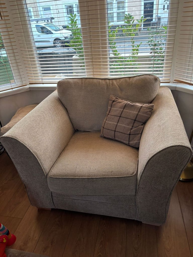 image for Very comfortable arm chair! 