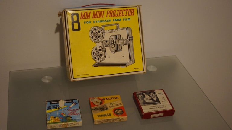 Rare Vintage toy standard 8mm film projector hand crank and battery working + 3 films