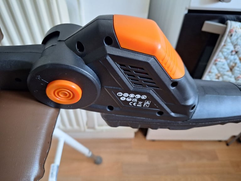 20v WORX extendable hedge trimmer 