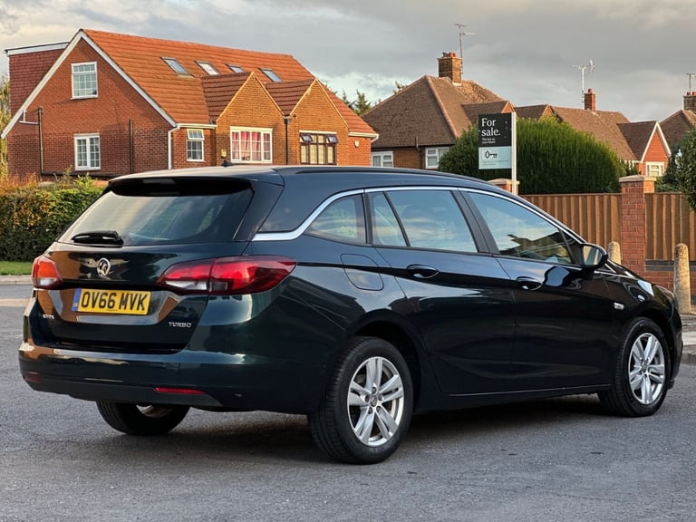 VAUXHALL ASTRA DESIGN ESTATE TOURER 1.4 PETROL HPI CLEAR 51,000 MILEAGE LONG M.O.T GREEN 2016
