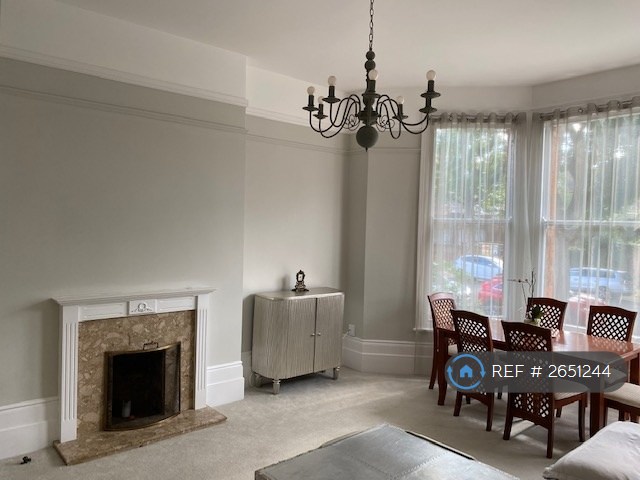 2 bedroom flat in Earls Avenue, Folkestone, CT20 (2 bed) (#2651244)