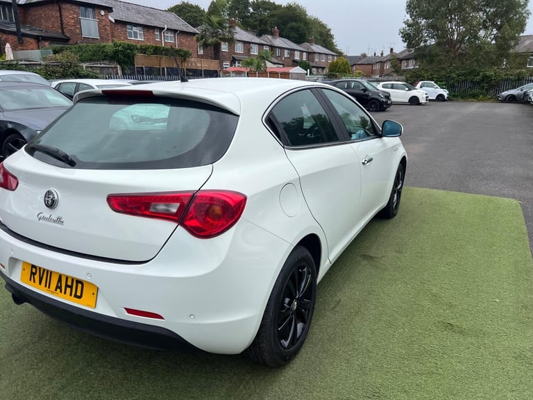 2011 Alfa Romeo Giulietta 1.4 TB MultiAir Lusso Euro 5 (s/s) 5dr HATCHBACK Petrol Manual