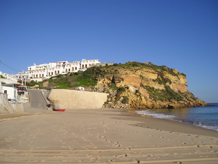 WESTERN ALGARVE, MEIA PRAIA APARTMENT, HOLIDAY HOME FOR RENT OVERLOOKING POOL