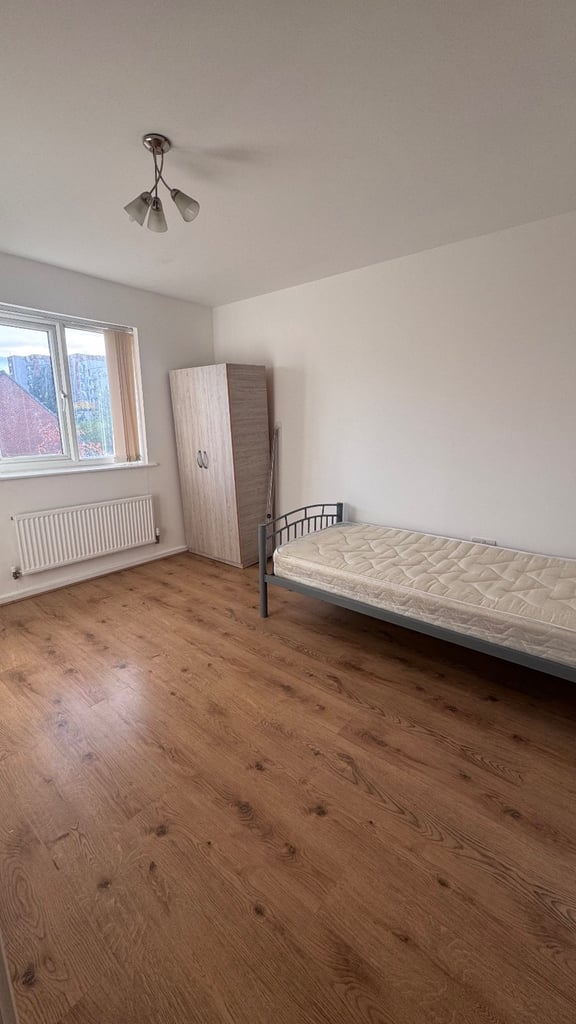 3 bedroom with 3 bath terrace house to LET!NO COMPANY LET!