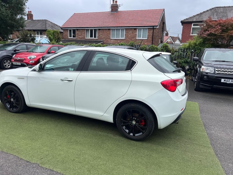 2011 Alfa Romeo Giulietta 1.4 TB MultiAir Lusso Euro 5 (s/s) 5dr HATCHBACK Petrol Manual